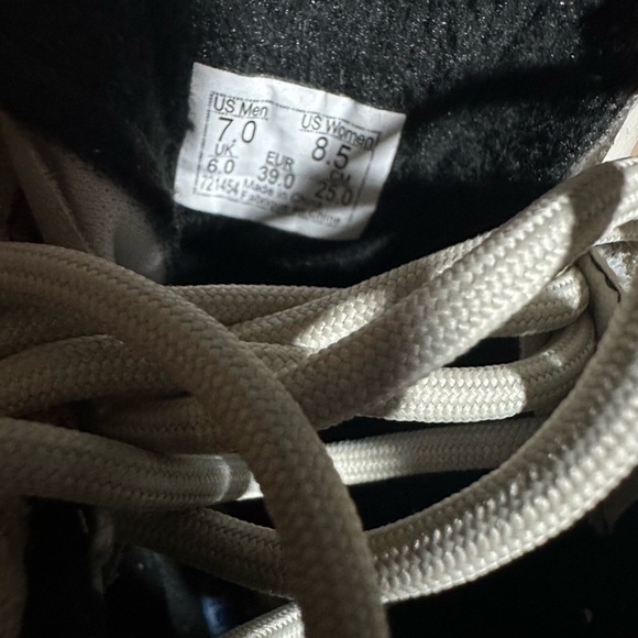 Vans Cream Sneakers Sleek Design Everyday Comfort - Picture 4 of 12